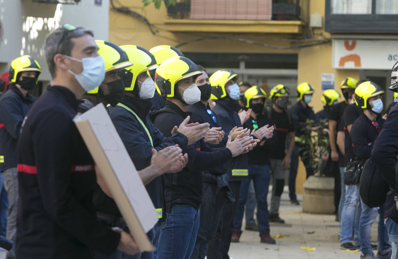 Los bomberos del Consorcio Provincial de Valencia han protestado este martes por las calles de Valencia para pedir la dimisión de la actual dirección nombrada por Compromís.