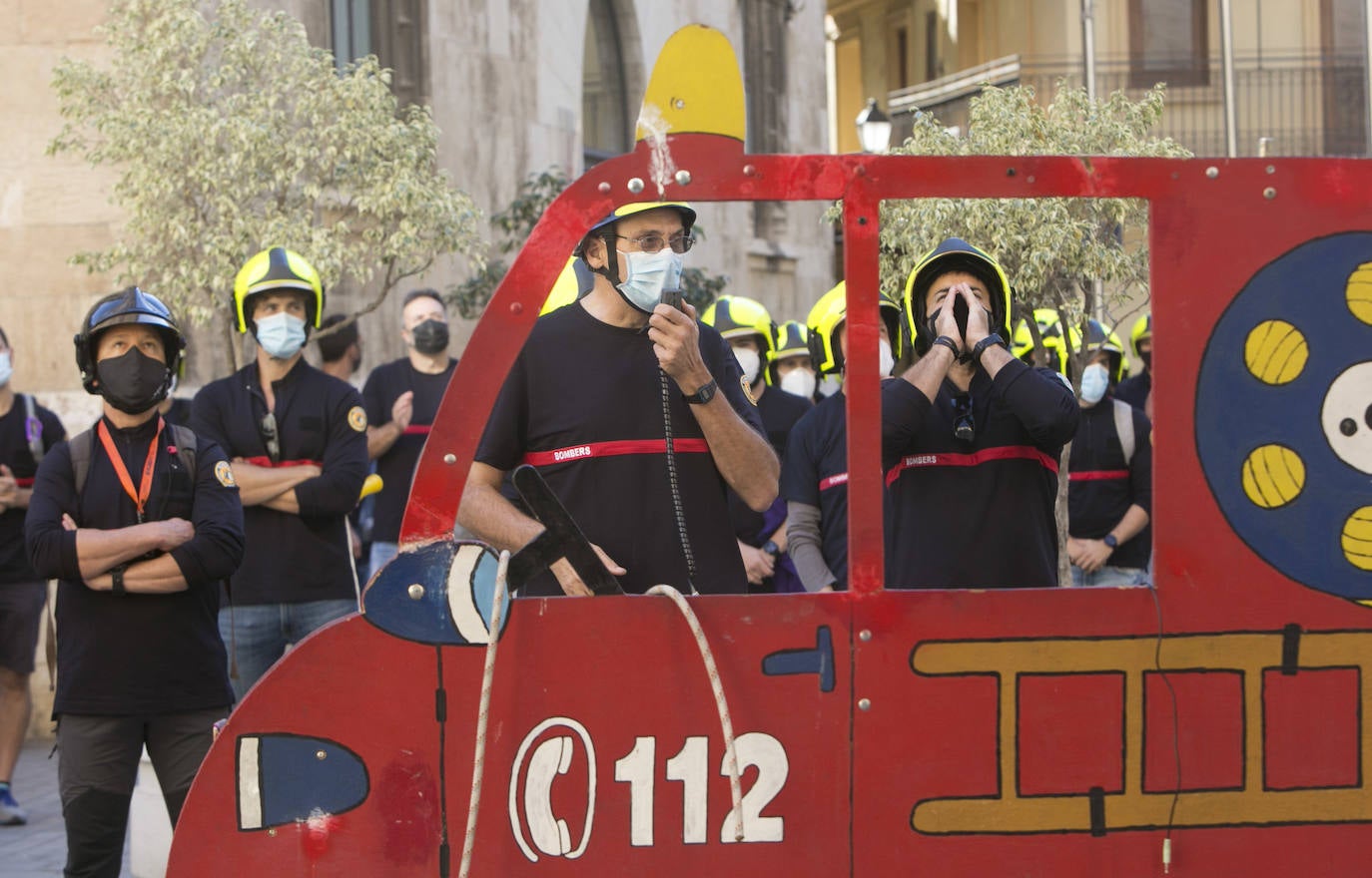 Los bomberos del Consorcio Provincial de Valencia han protestado este martes por las calles de Valencia para pedir la dimisión de la actual dirección nombrada por Compromís.