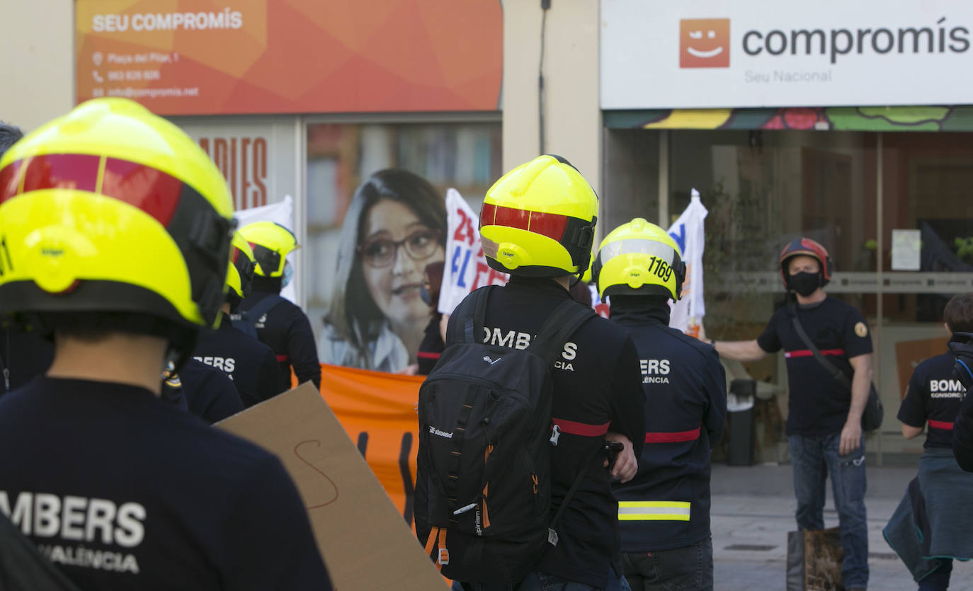 Los bomberos del Consorcio Provincial de Valencia han protestado este martes por las calles de Valencia para pedir la dimisión de la actual dirección nombrada por Compromís.