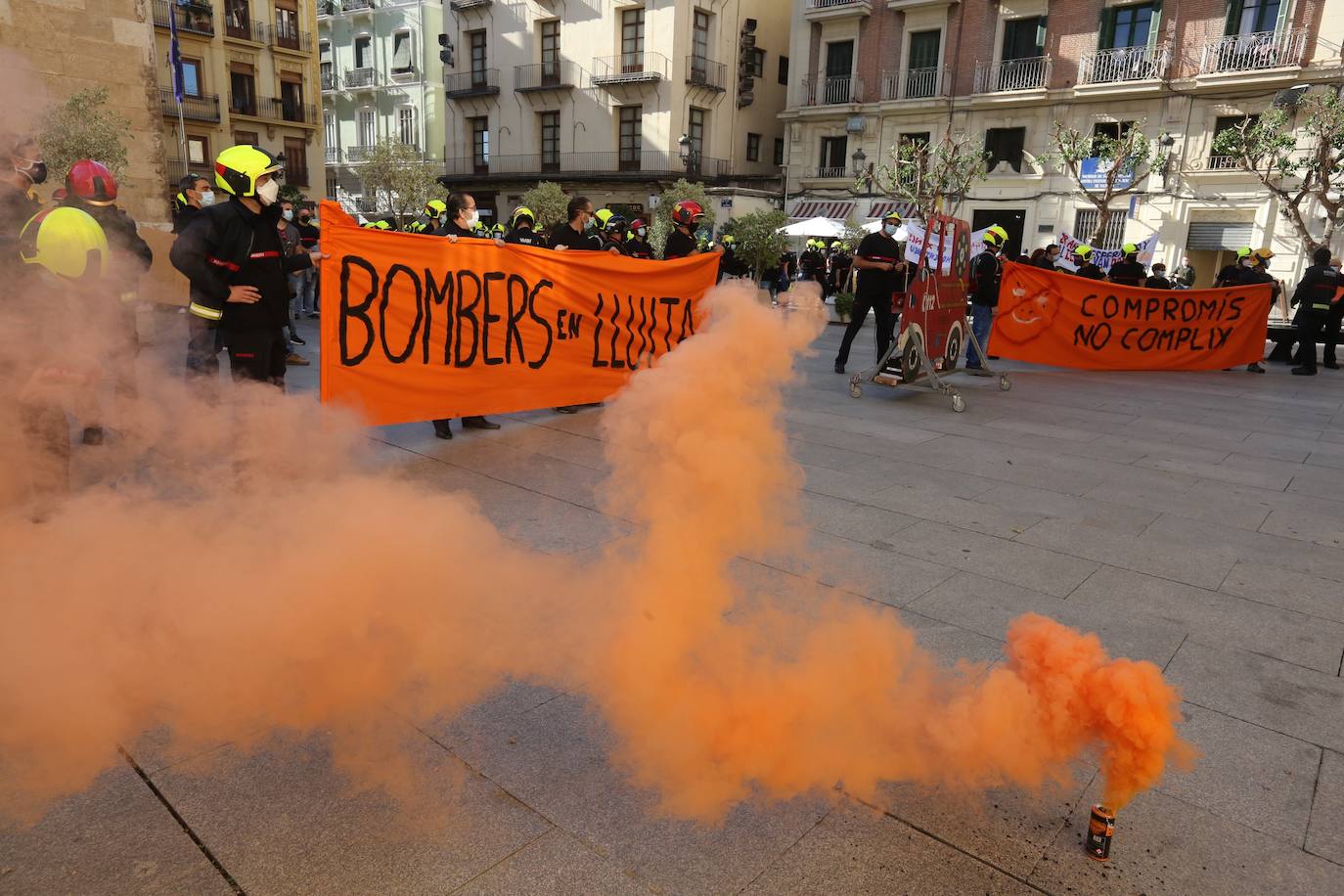 Los bomberos del Consorcio Provincial de Valencia han protestado este martes por las calles de Valencia para pedir la dimisión de la actual dirección nombrada por Compromís.