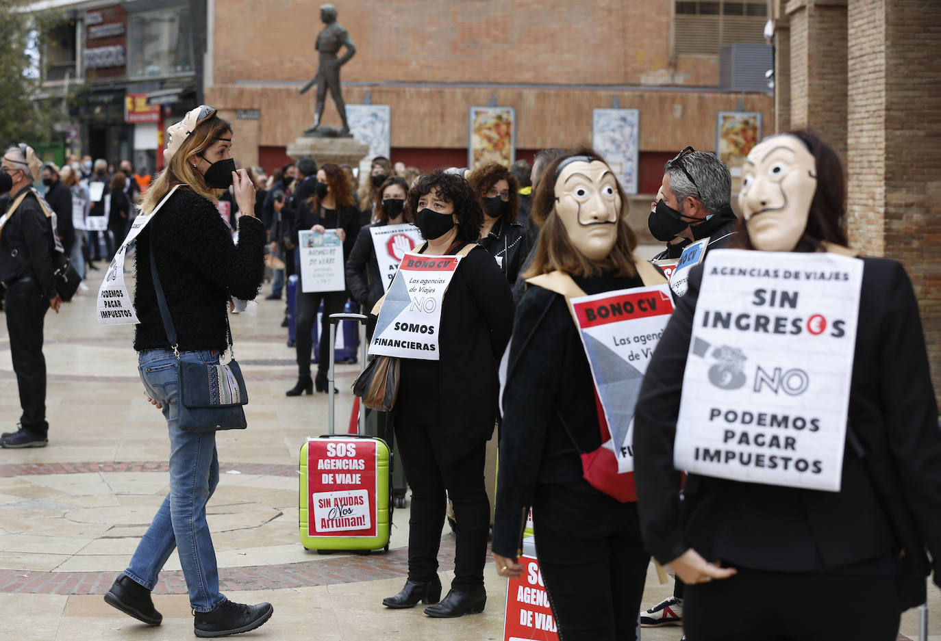 Fotos: Más de un centenar de agencias de viaje se manifiestan en Valencia para exigir ayudas directas y exoneración de tasas