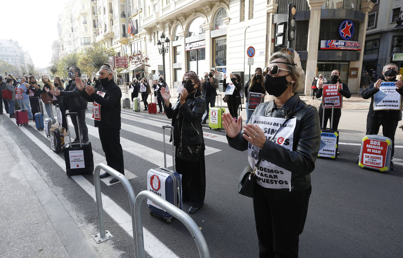 Fotos: Más de un centenar de agencias de viaje se manifiestan en Valencia para exigir ayudas directas y exoneración de tasas