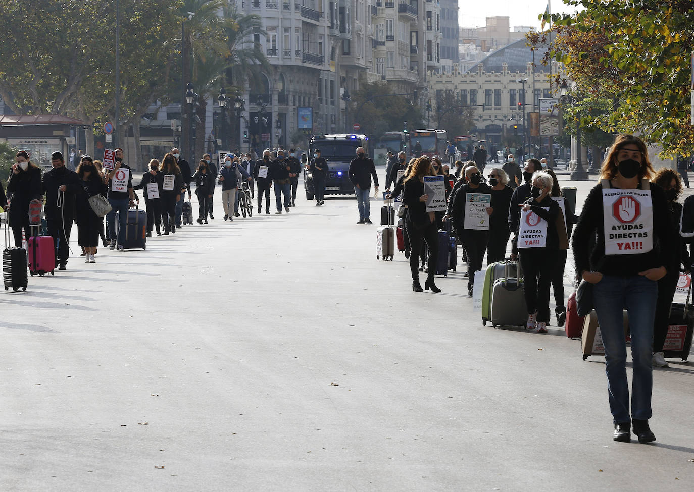 Fotos: Más de un centenar de agencias de viaje se manifiestan en Valencia para exigir ayudas directas y exoneración de tasas