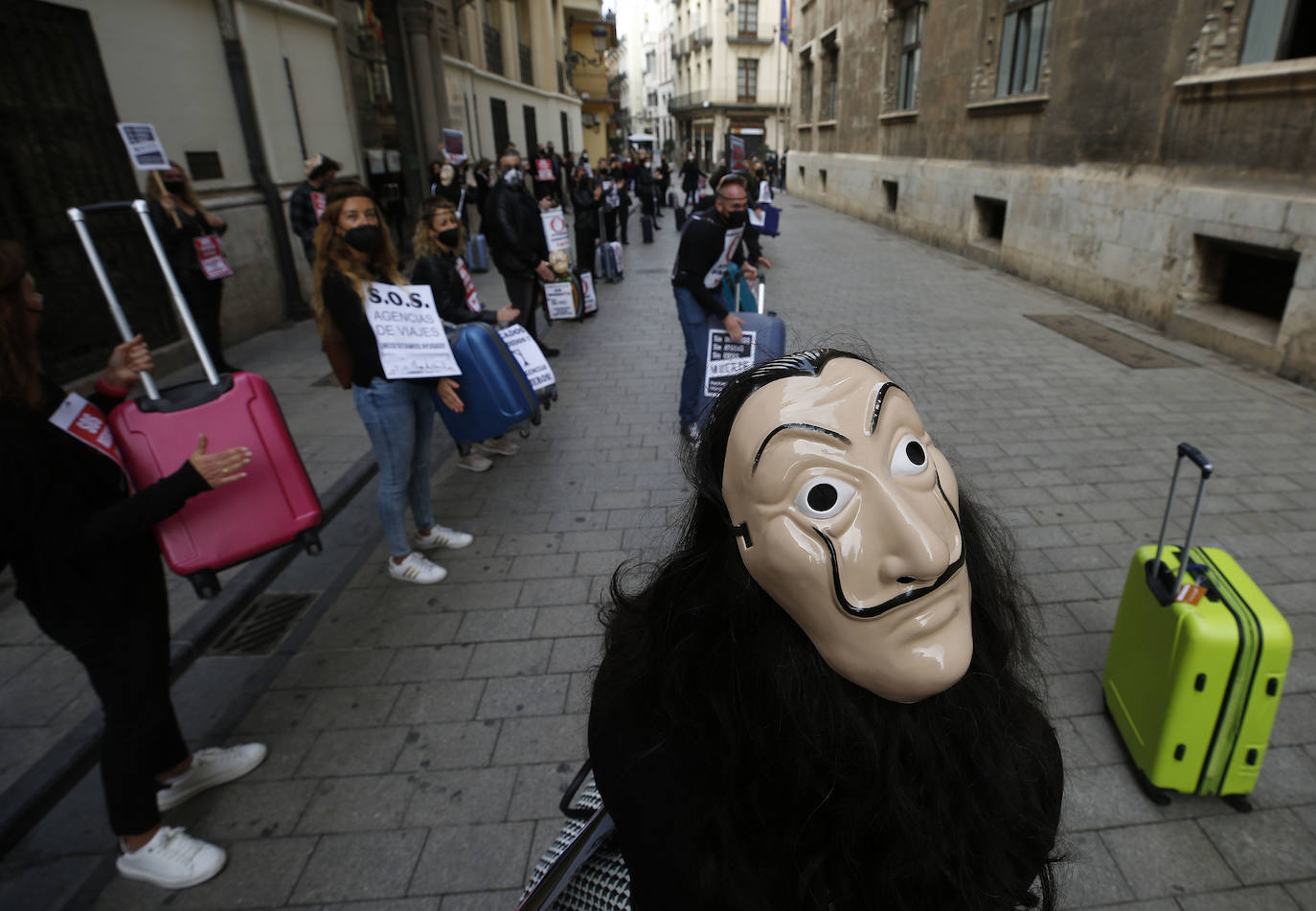 Fotos: Más de un centenar de agencias de viaje se manifiestan en Valencia para exigir ayudas directas y exoneración de tasas