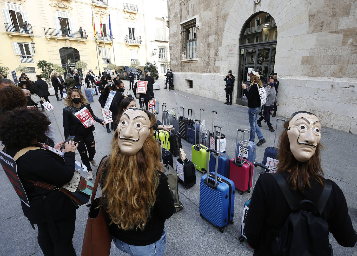 Fotos: Más de un centenar de agencias de viaje se manifiestan en Valencia para exigir ayudas directas y exoneración de tasas