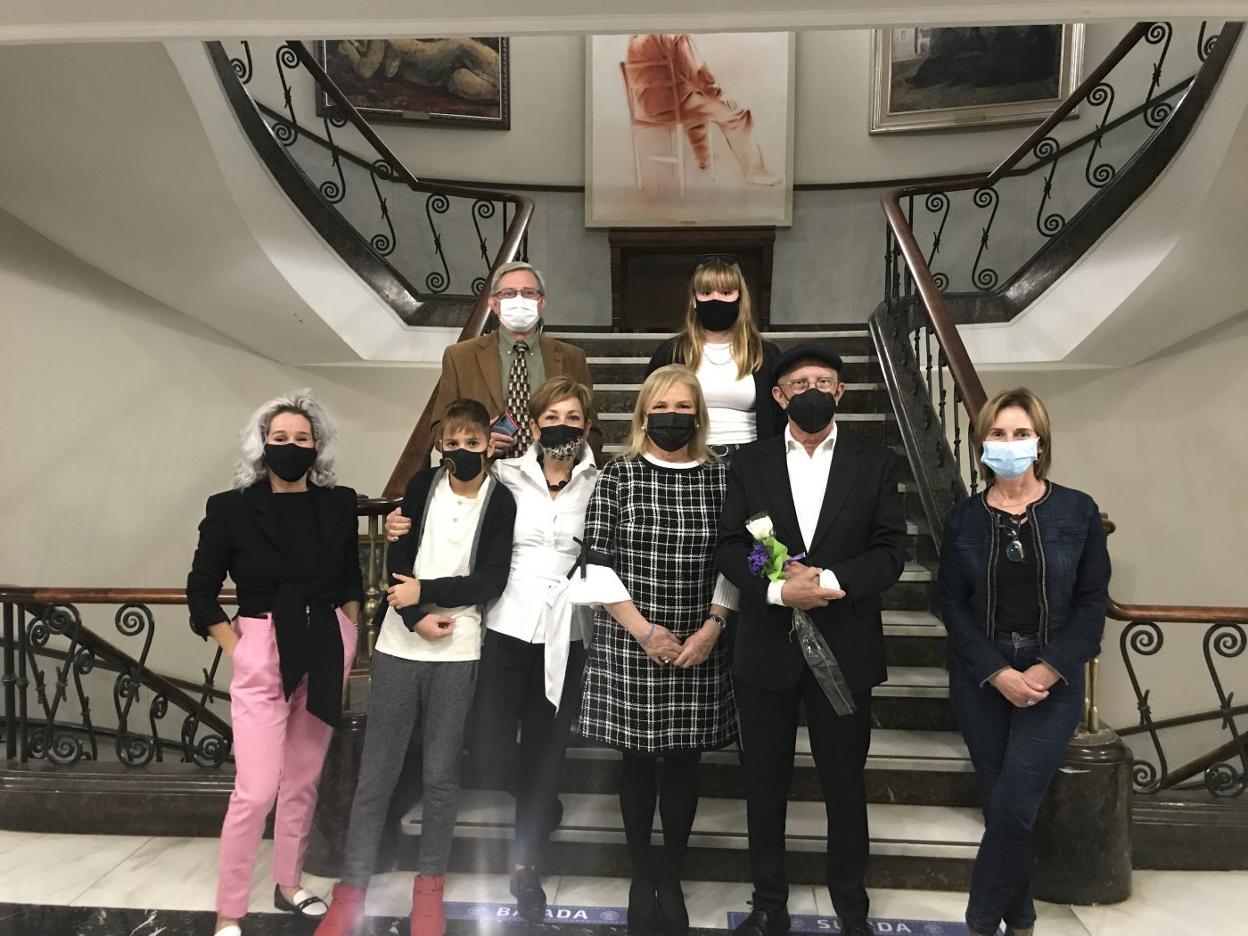 Bellveser, segundo por la derecha, ayer en el Ateneo. lp