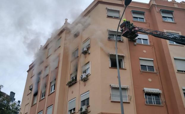 Rescatan a tres personas en el incendio en una vivienda de Archiduque Carlos