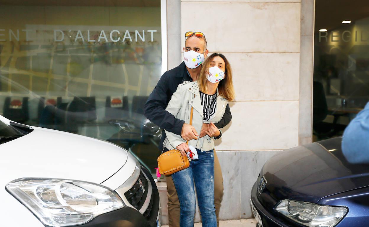 Penélope, la madre de acogida del menor, desconsolada frente a la Audiencia Provincial de Alicante. 