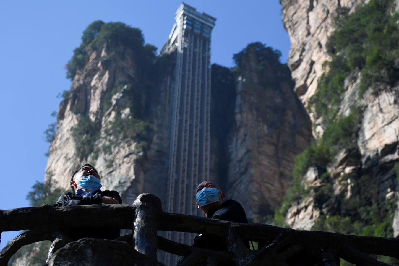 En el parque forestal de Zhangjiajie, en el centro de China, el ascensor exterior más alto del mundo (326 metros) ofrece una vistahacia los misteriosos paisajes que inspiraron la película «Avatar», de James Cameron. El viaje dura 88 segundos en esta obra de ingeniería reconocido por el Libro Guiness como el ascensor exterior más alto del mundo.