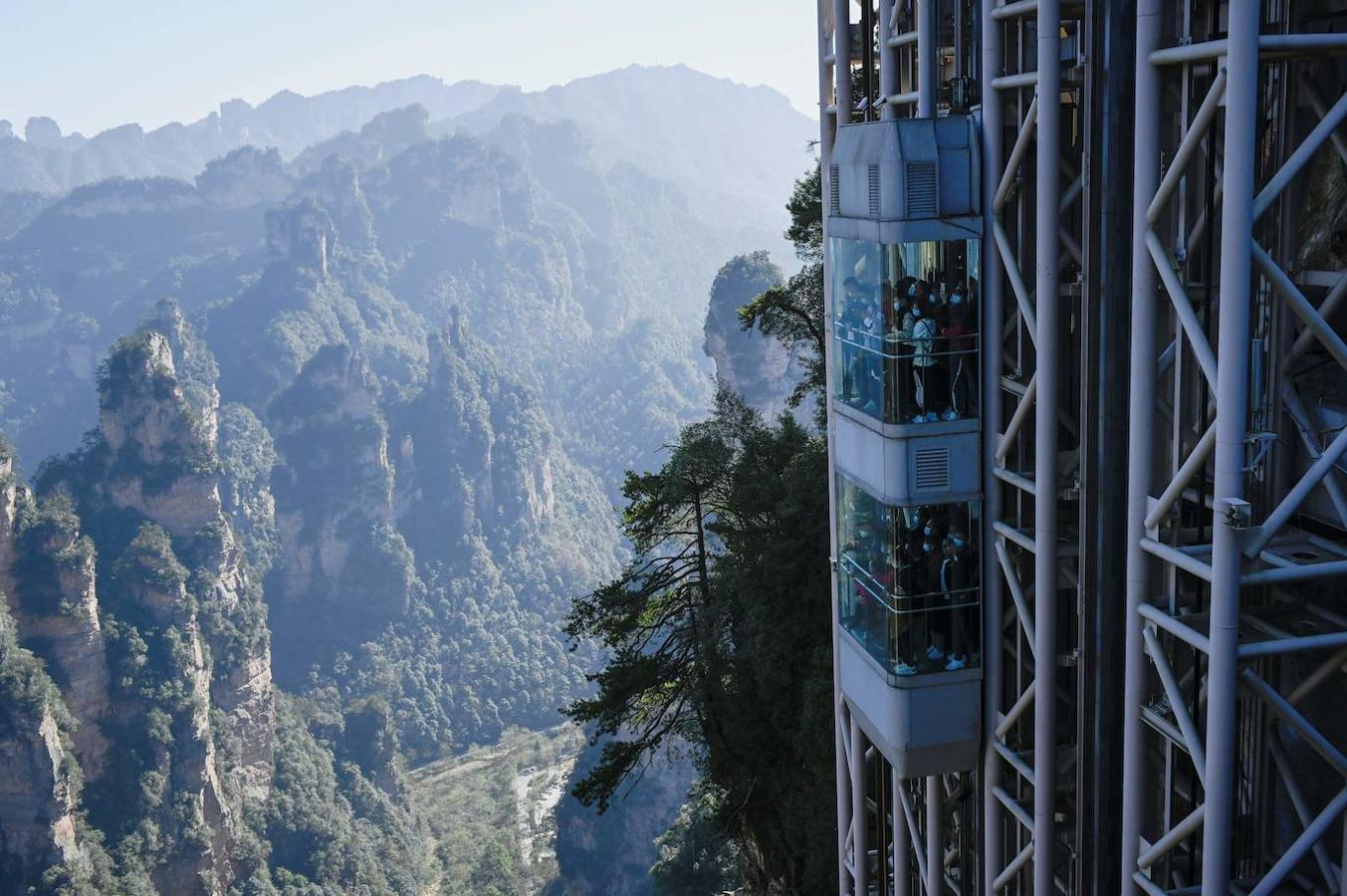 En el parque forestal de Zhangjiajie, en el centro de China, el ascensor exterior más alto del mundo (326 metros) ofrece una vistahacia los misteriosos paisajes que inspiraron la película «Avatar», de James Cameron. El viaje dura 88 segundos en esta obra de ingeniería reconocido por el Libro Guiness como el ascensor exterior más alto del mundo.