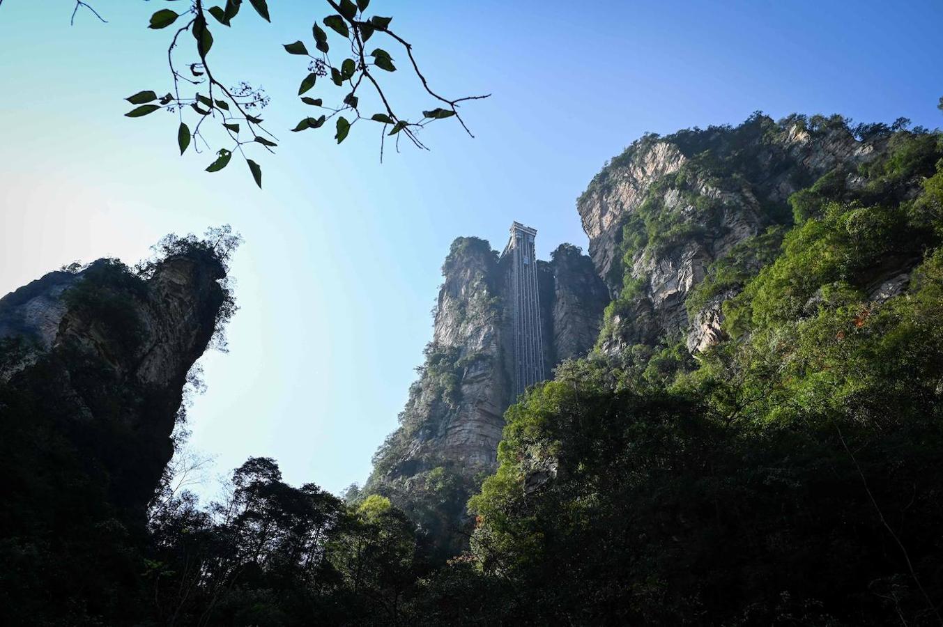 En el parque forestal de Zhangjiajie, en el centro de China, el ascensor exterior más alto del mundo (326 metros) ofrece una vistahacia los misteriosos paisajes que inspiraron la película «Avatar», de James Cameron. El viaje dura 88 segundos en esta obra de ingeniería reconocido por el Libro Guiness como el ascensor exterior más alto del mundo.