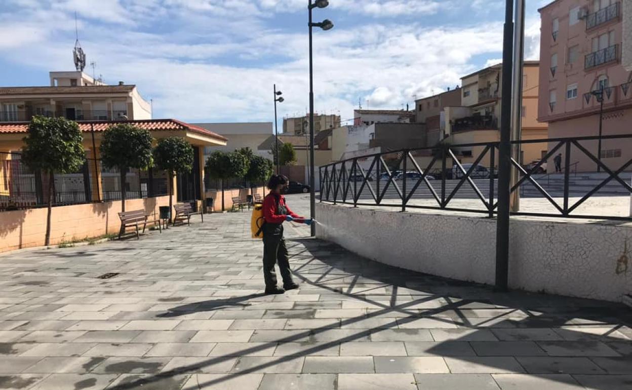 El Ayuntamiento intensificará la limpieza y desinfección de calles y zonas de juego infantiles. 