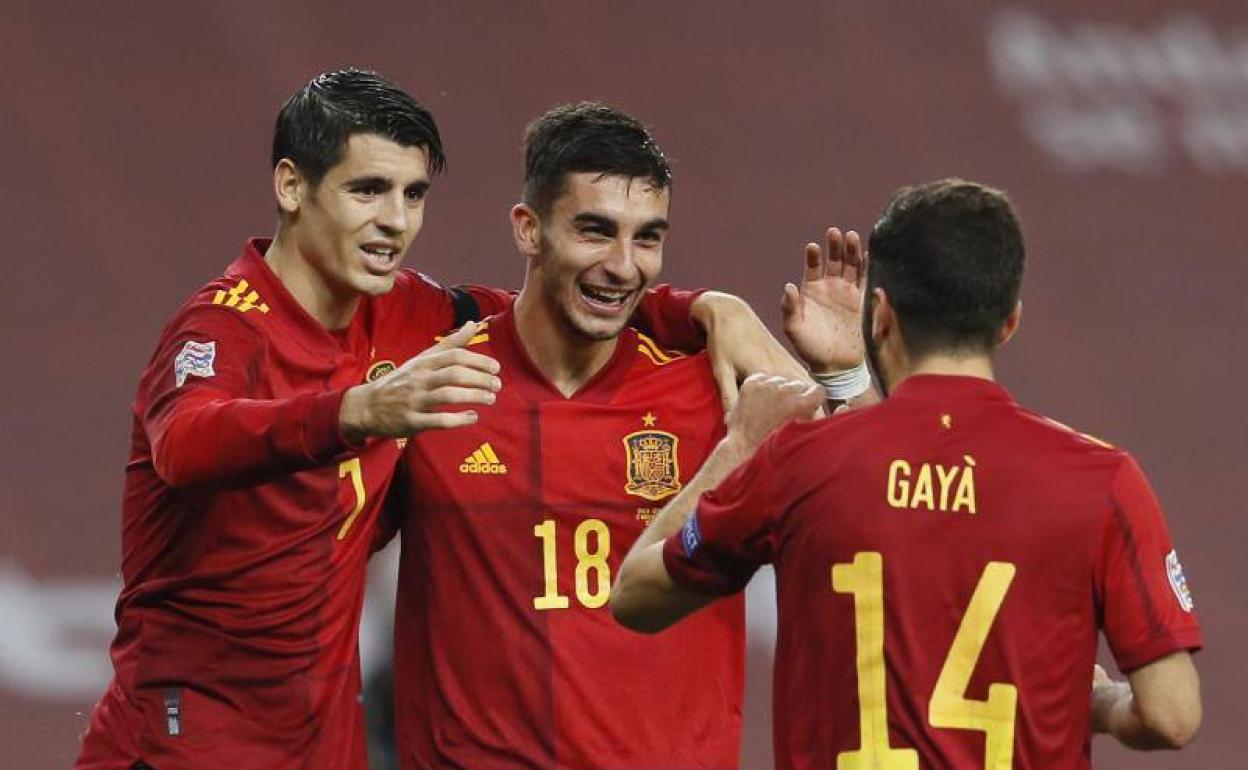 Ferran celebra con Gayà su segundo tanto, donde el valencianista le dio una asistencia. 