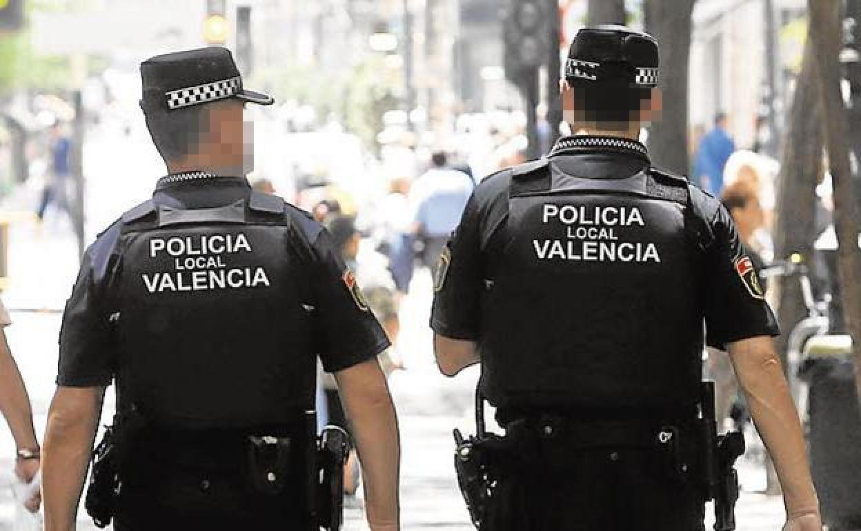 Dos agentes de la Policía Local de Valencia.