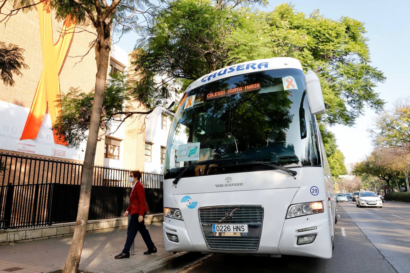 Decenas de autobuses decorados con lazos naranjas y pancartas reivindicativas han empezado a recorrer desde las diez de la mañana las tres capitales de provincia dentro de la nueva protesta contra la ley Celaá impulsada por la Mesa por la Educación en Libertad, entidad que agrupa a los principales representantes de la enseñanza concertada valenciana (patronales de centros, asociaciones de padres y sindicatos docentes). En imagen, las protestas en Valencia.