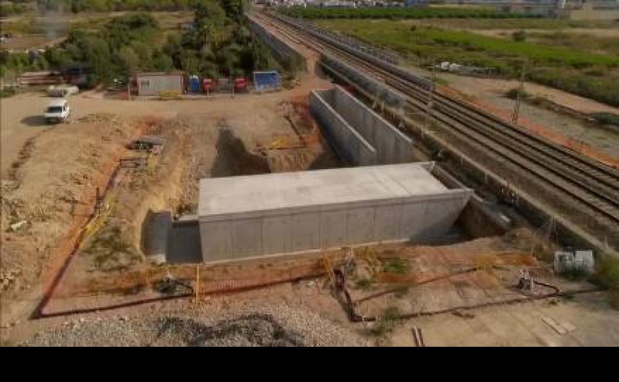 El cajón ya construido que unirá los andenes. 