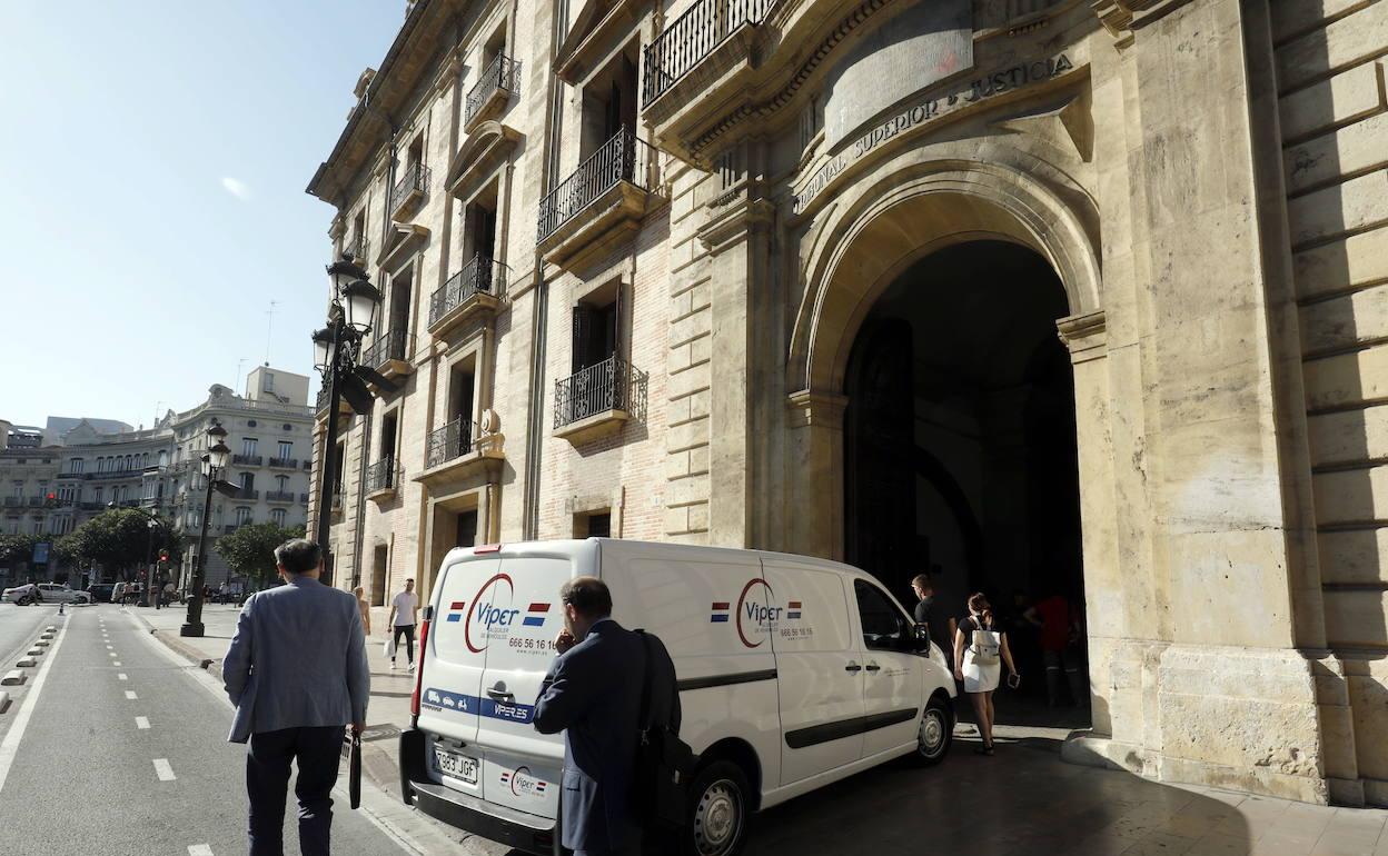 Entrada al edificio que albergaba el TSJ, ahora en obras.