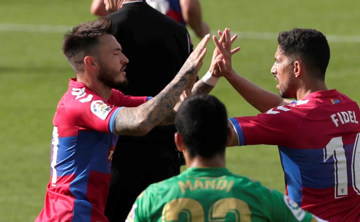 Fidel Chaves, durante el partido entre el Betis y el Elche. 