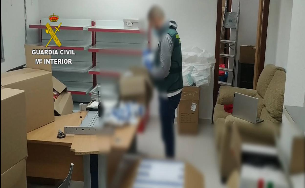 Un agente interviene los test durante la operación.