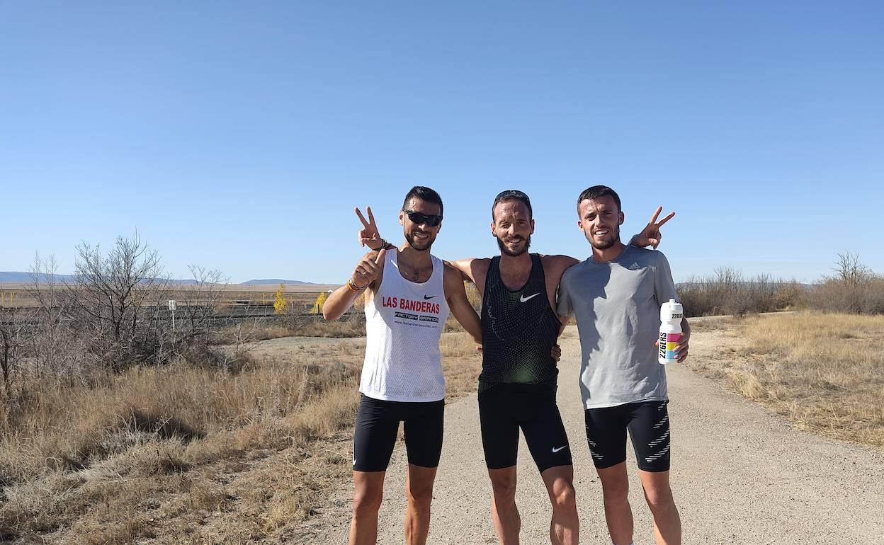 Camilo Santiago, Toni Abadía y Carlos Mayo durante su concentración en Bronchales. 