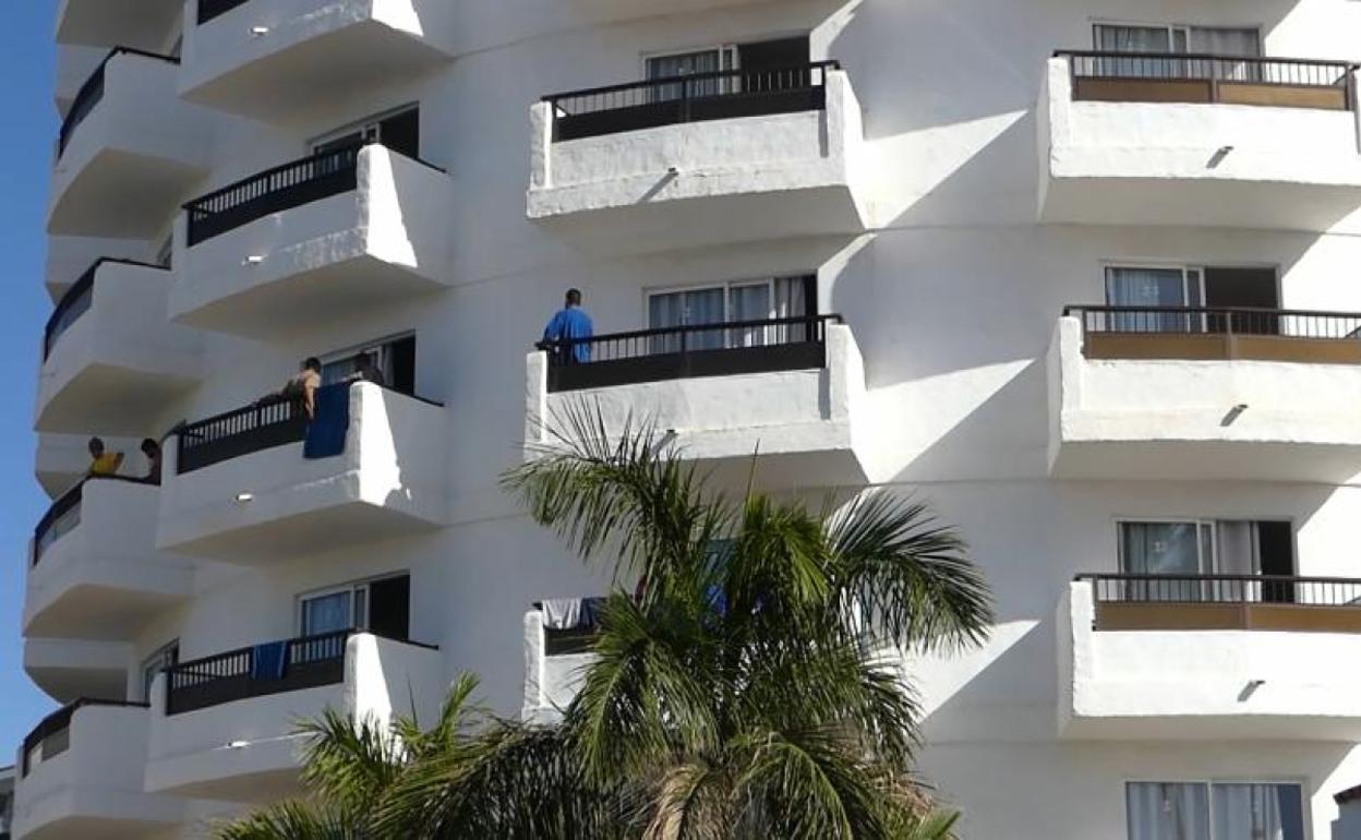 Fachada y balcones del hotel Waikiki donde han acogido a decenas de migrantes para aliviar la saturación del muelle de Arguineguín, en San Bartolomé de Tirajana, las Palmas 