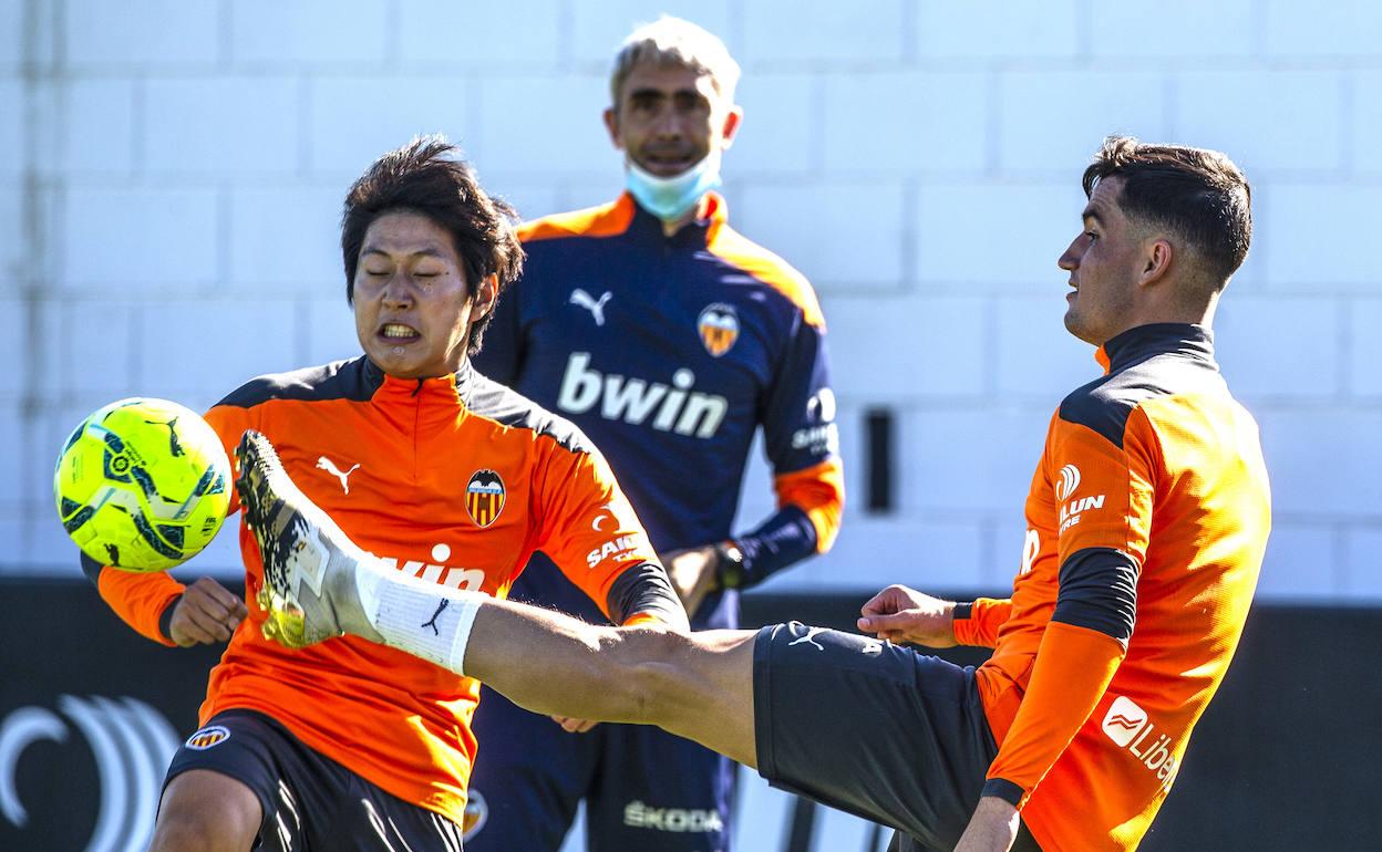 Kang In Lee y Hugo Guillamón en una sesión preparatoria en Paterna.