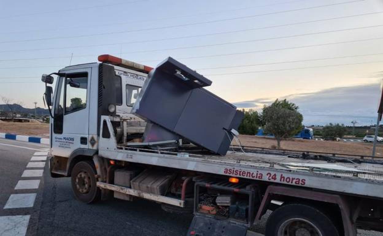 El cajero robado en la sucursal de Castellar y la grúa sustraída para cometer el asalto. 