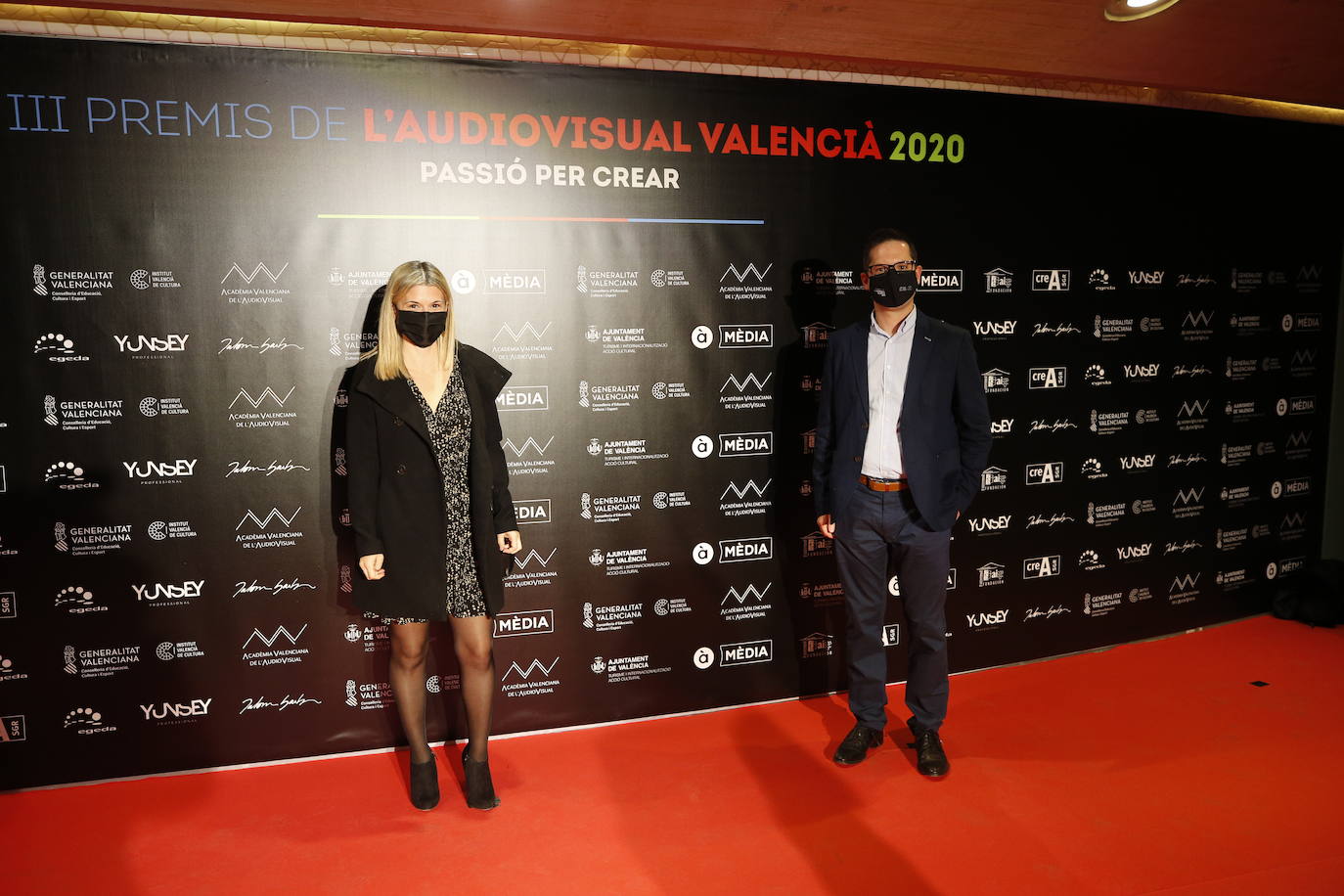 El Palau de les Arts ha acogido este sábado la celebración de los Premios del Audiovisual Valenciano. Una edición atípica que ha estado marcada por una alfombra roja con distancia y mascarillas, por la que decenas de invitados han desfilado para conocer a los ganadores de la noche. 