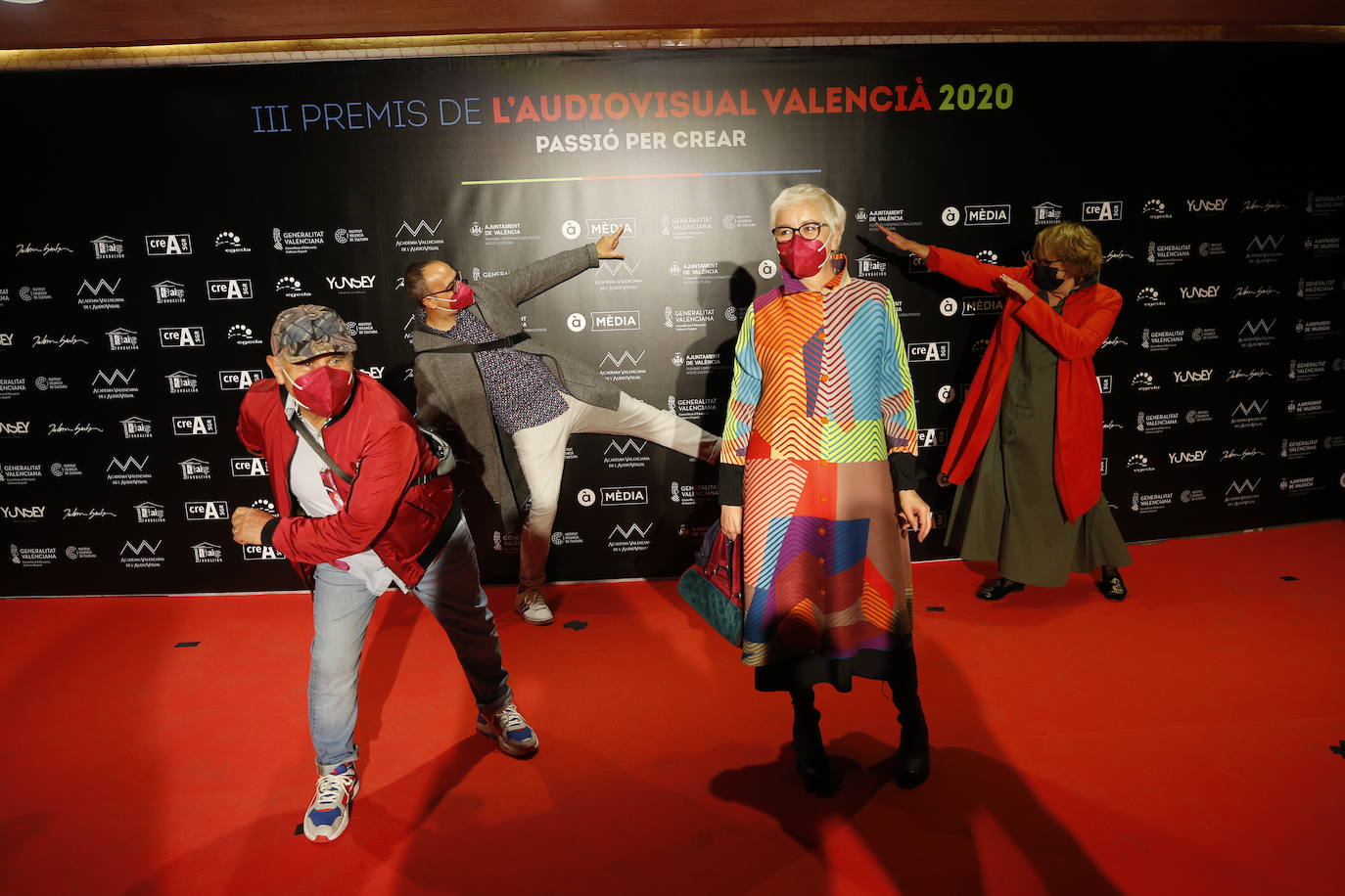 El Palau de les Arts ha acogido este sábado la celebración de los Premios del Audiovisual Valenciano. Una edición atípica que ha estado marcada por una alfombra roja con distancia y mascarillas, por la que decenas de invitados han desfilado para conocer a los ganadores de la noche. 