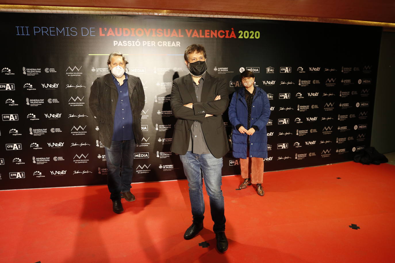 El Palau de les Arts ha acogido este sábado la celebración de los Premios del Audiovisual Valenciano. Una edición atípica que ha estado marcada por una alfombra roja con distancia y mascarillas, por la que decenas de invitados han desfilado para conocer a los ganadores de la noche. 