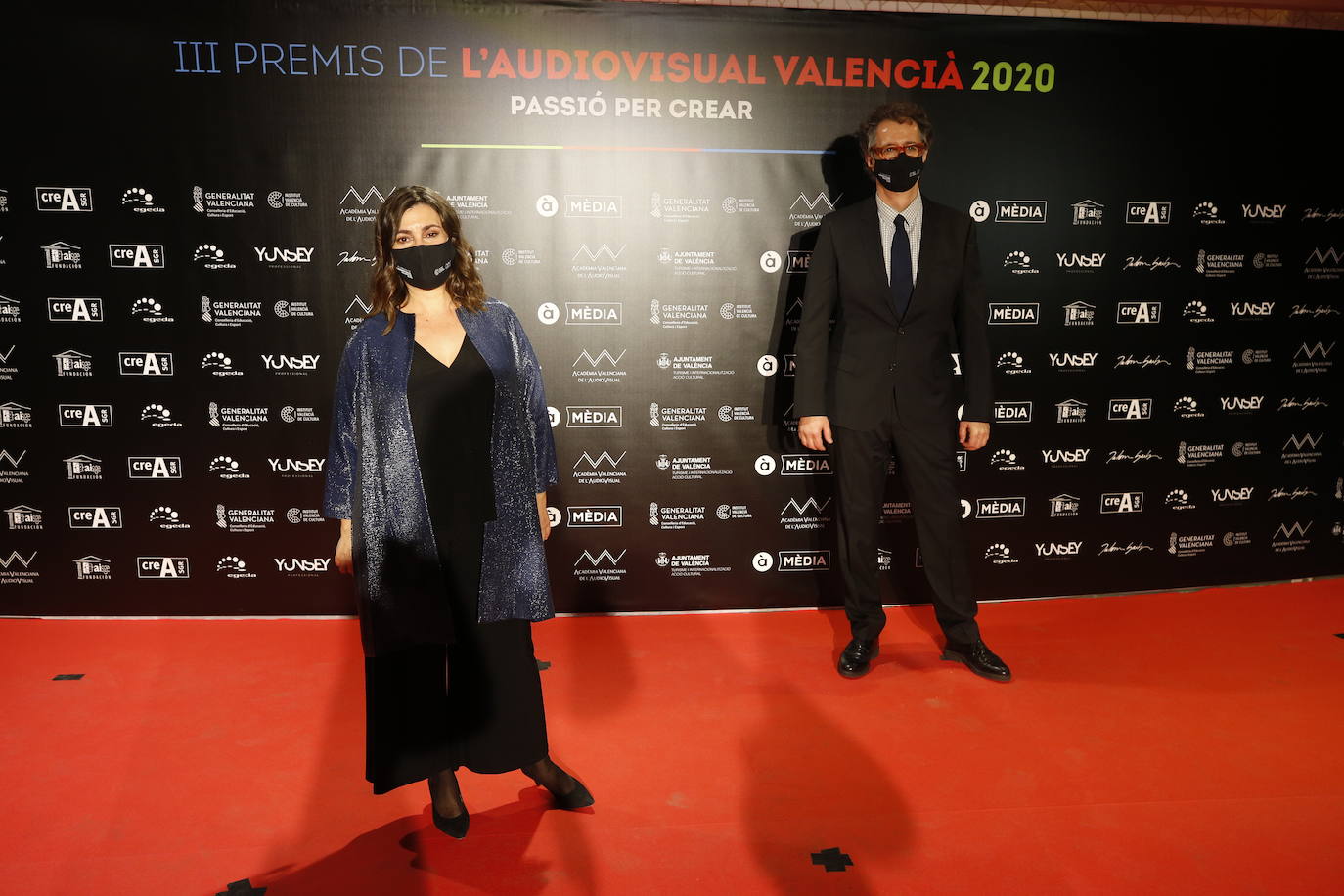 El Palau de les Arts ha acogido este sábado la celebración de los Premios del Audiovisual Valenciano. Una edición atípica que ha estado marcada por una alfombra roja con distancia y mascarillas, por la que decenas de invitados han desfilado para conocer a los ganadores de la noche. 