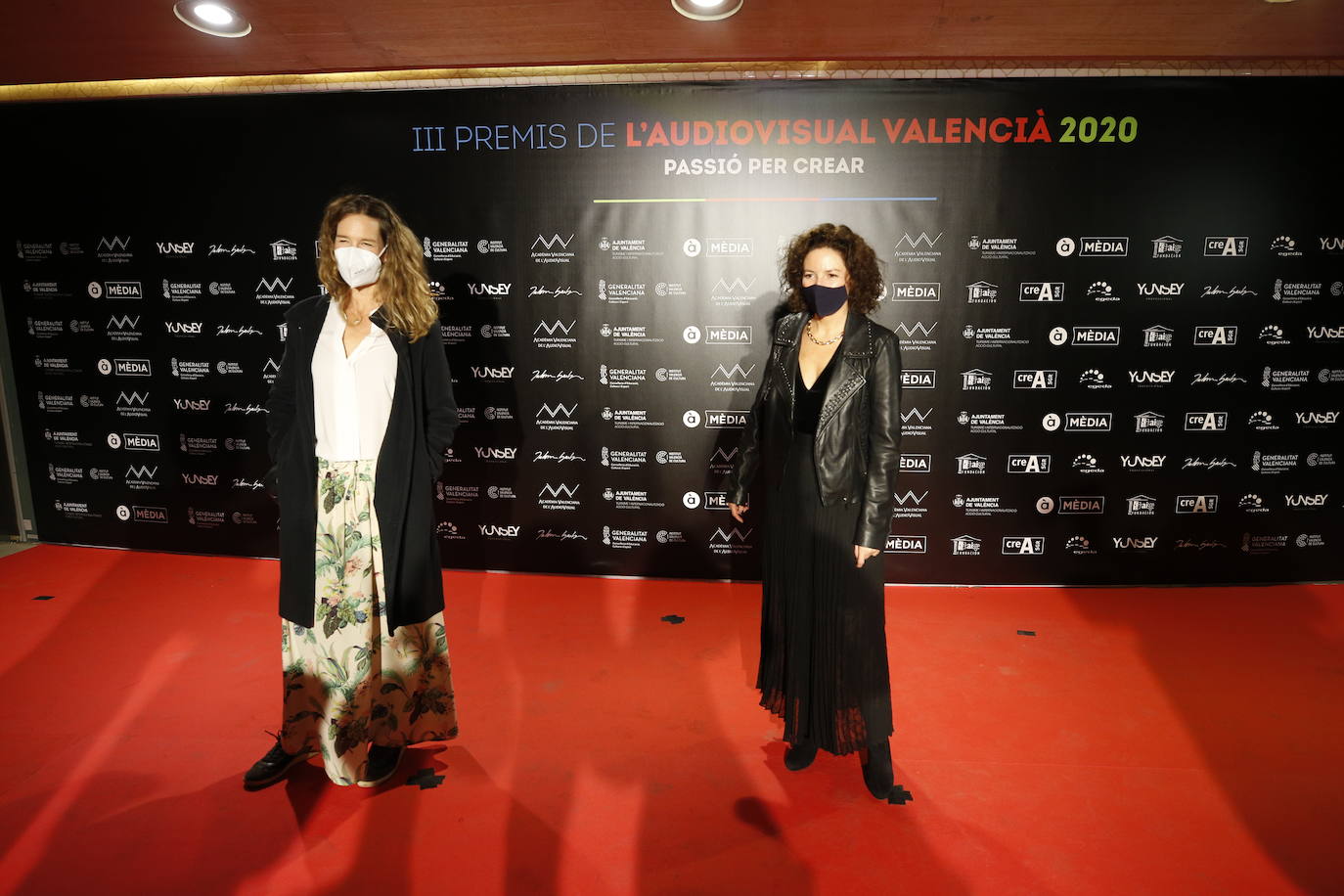 El Palau de les Arts ha acogido este sábado la celebración de los Premios del Audiovisual Valenciano. Una edición atípica que ha estado marcada por una alfombra roja con distancia y mascarillas, por la que decenas de invitados han desfilado para conocer a los ganadores de la noche. 