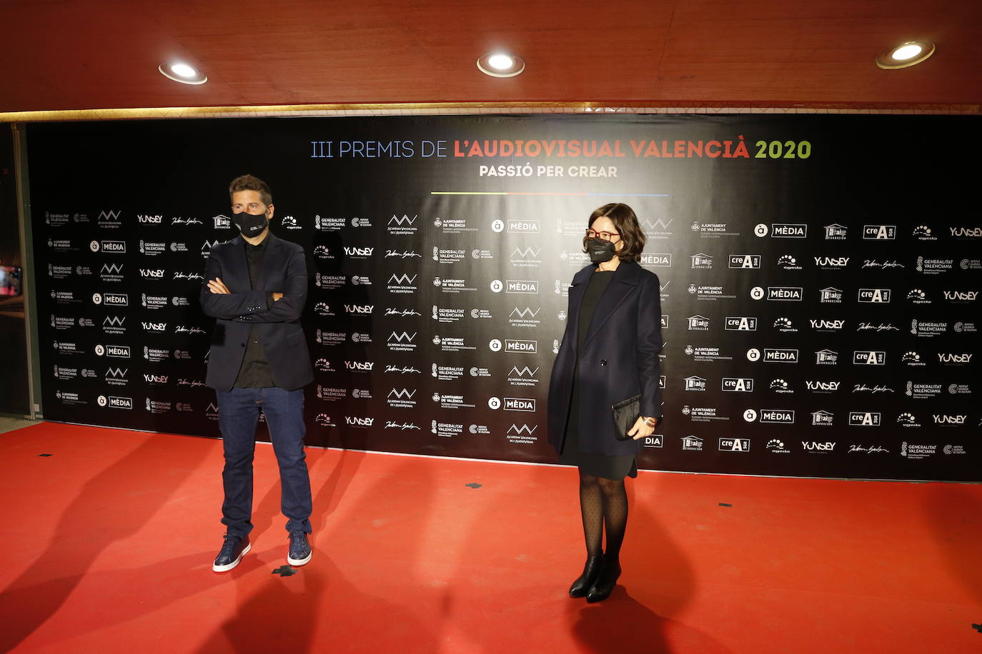 El Palau de les Arts ha acogido este sábado la celebración de los Premios del Audiovisual Valenciano. Una edición atípica que ha estado marcada por una alfombra roja con distancia y mascarillas, por la que decenas de invitados han desfilado para conocer a los ganadores de la noche. 