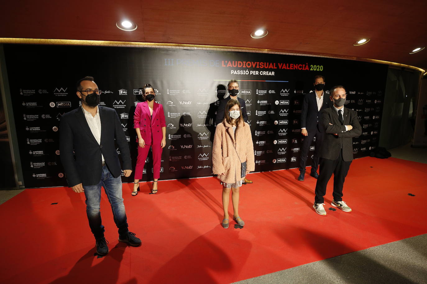 El Palau de les Arts ha acogido este sábado la celebración de los Premios del Audiovisual Valenciano. Una edición atípica que ha estado marcada por una alfombra roja con distancia y mascarillas, por la que decenas de invitados han desfilado para conocer a los ganadores de la noche. 