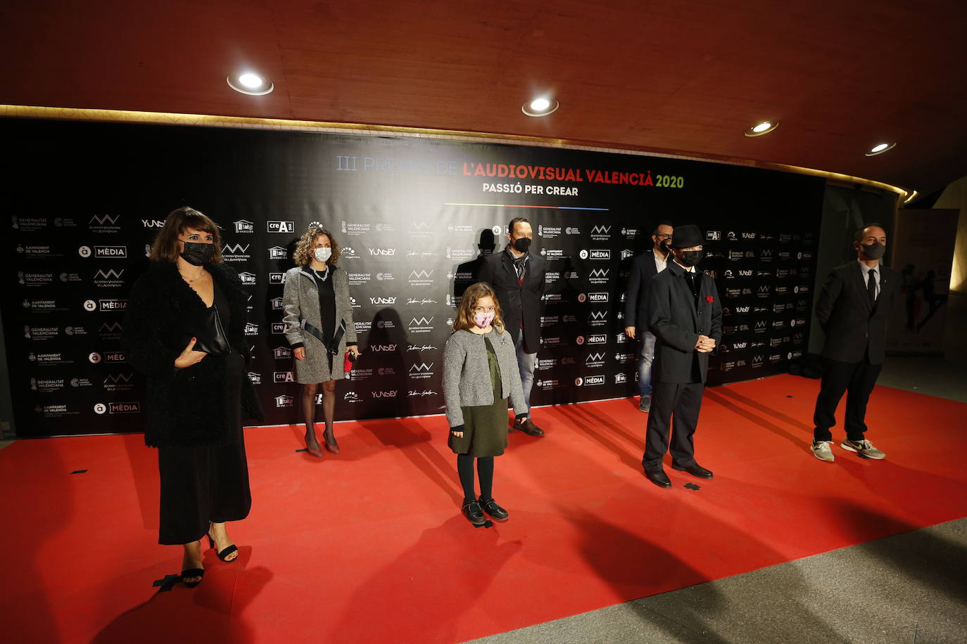 El Palau de les Arts ha acogido este sábado la celebración de los Premios del Audiovisual Valenciano. Una edición atípica que ha estado marcada por una alfombra roja con distancia y mascarillas, por la que decenas de invitados han desfilado para conocer a los ganadores de la noche. 