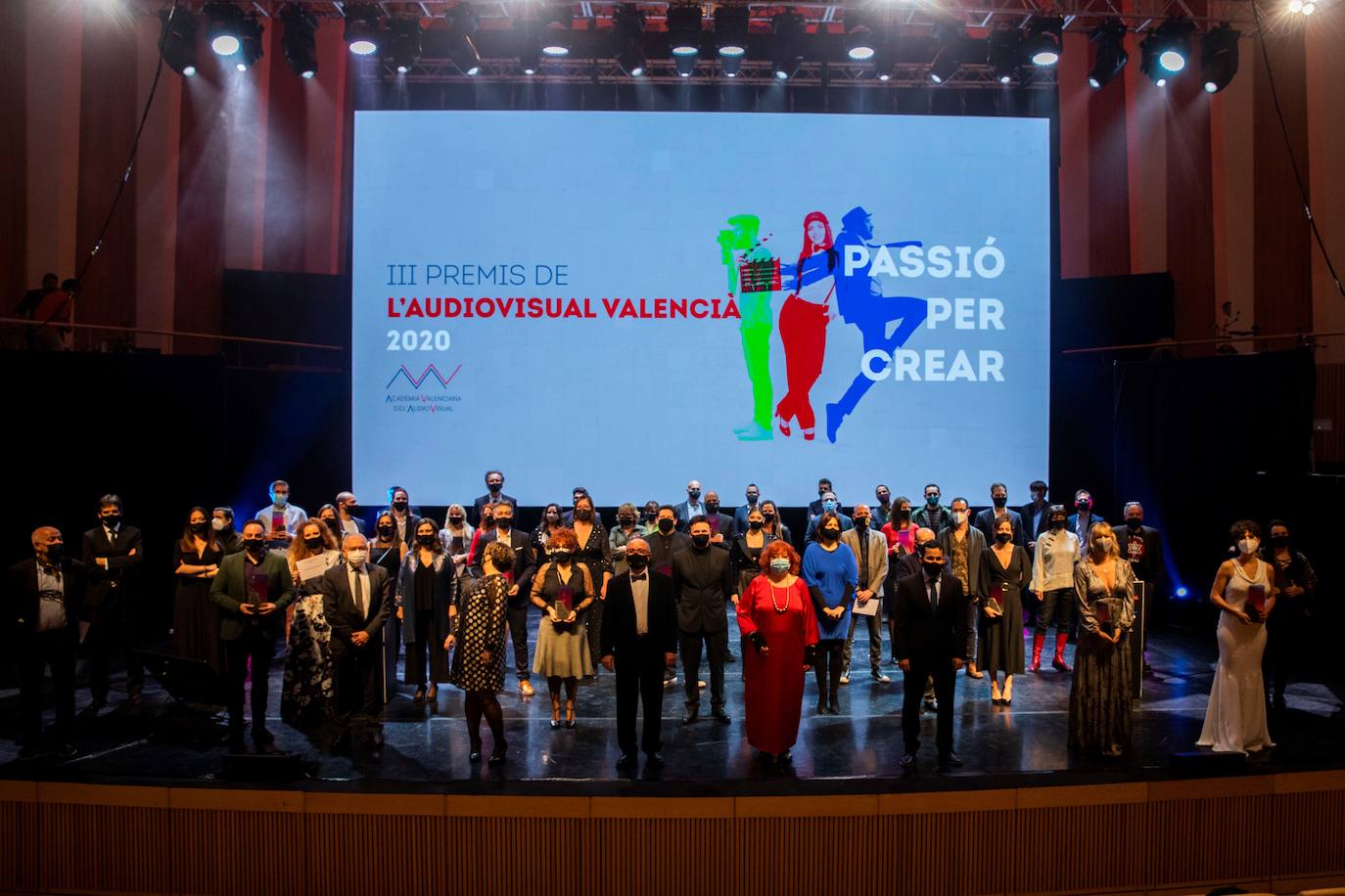 El Palau de les Arts ha acogido este sábado la celebración de los Premios del Audiovisual Valenciano. Una edición atípica que ha estado marcada por una alfombra roja con distancia y mascarillas, por la que decenas de invitados han desfilado para conocer a los ganadores de la noche. 