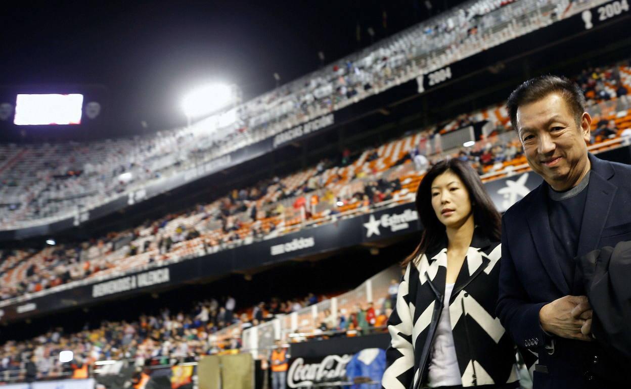 Peter Lim, junto a su esposa, en una de sus visitas a Mestalla. 