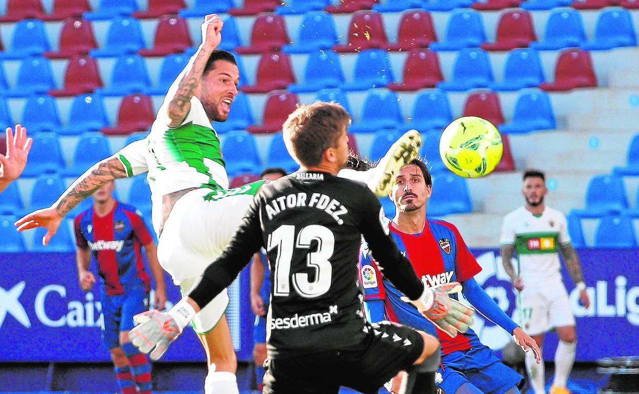 Tete Morente se adelanta a Aitor Fernández para marcar el gol del empate durante el partido entre el Levante y el Elche.