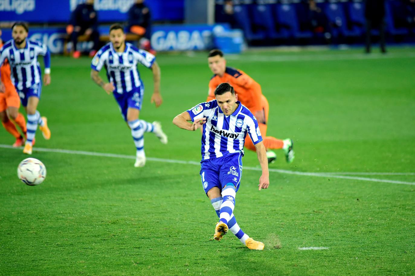 El Valencia rozó la remontada ante el Deportivo Alavés, pero se encontró con un Fernando Pacheco salvador, después de que su equipo firmara una gran primera mitad en la que consiguió una buena renta, pero no logró mantener la diferencia en la segunda parte y los visitantes igualaron el duelo (2-2) en la décima jornada de LaLiga Santander. 