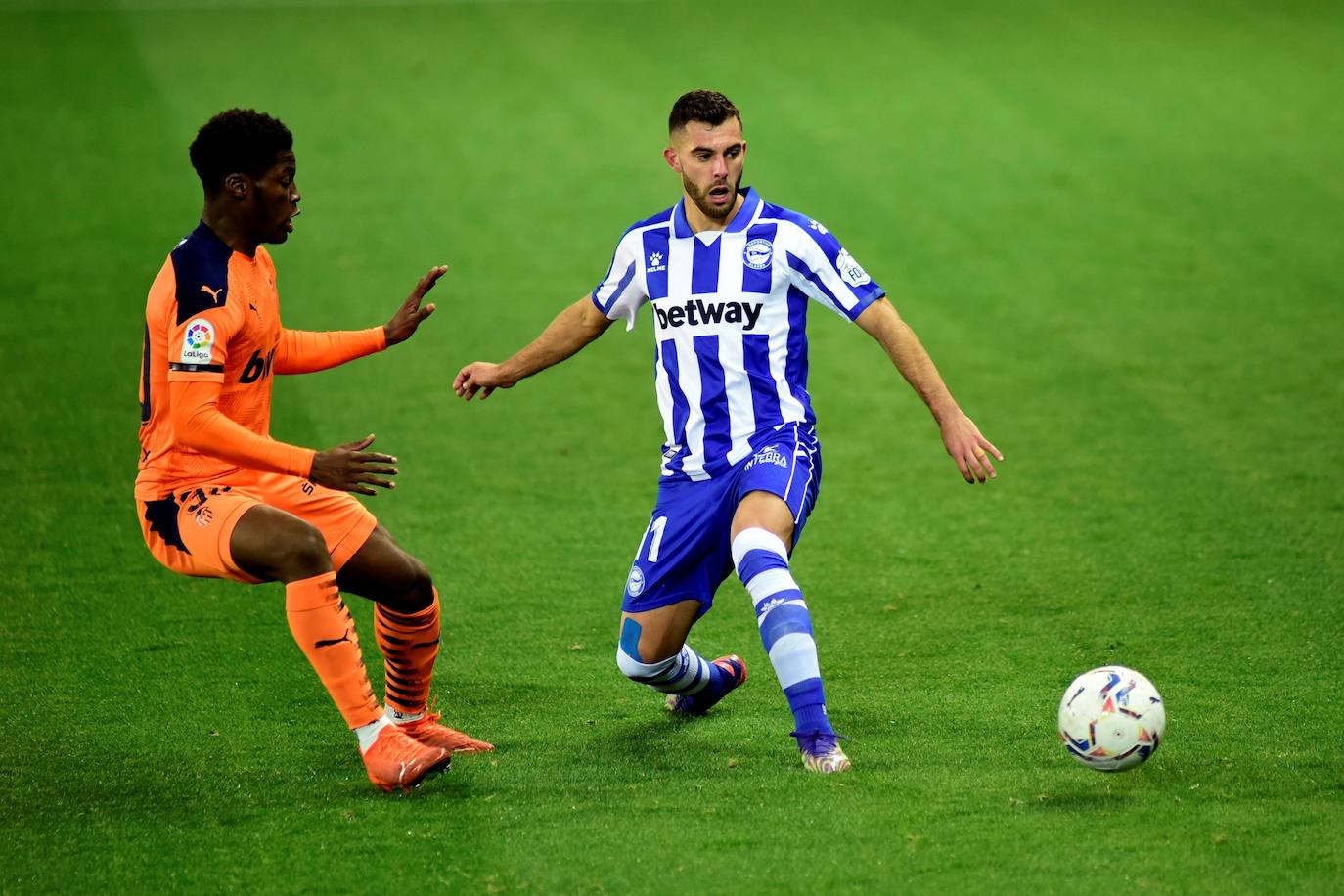 El Valencia rozó la remontada ante el Deportivo Alavés, pero se encontró con un Fernando Pacheco salvador, después de que su equipo firmara una gran primera mitad en la que consiguió una buena renta, pero no logró mantener la diferencia en la segunda parte y los visitantes igualaron el duelo (2-2) en la décima jornada de LaLiga Santander. 