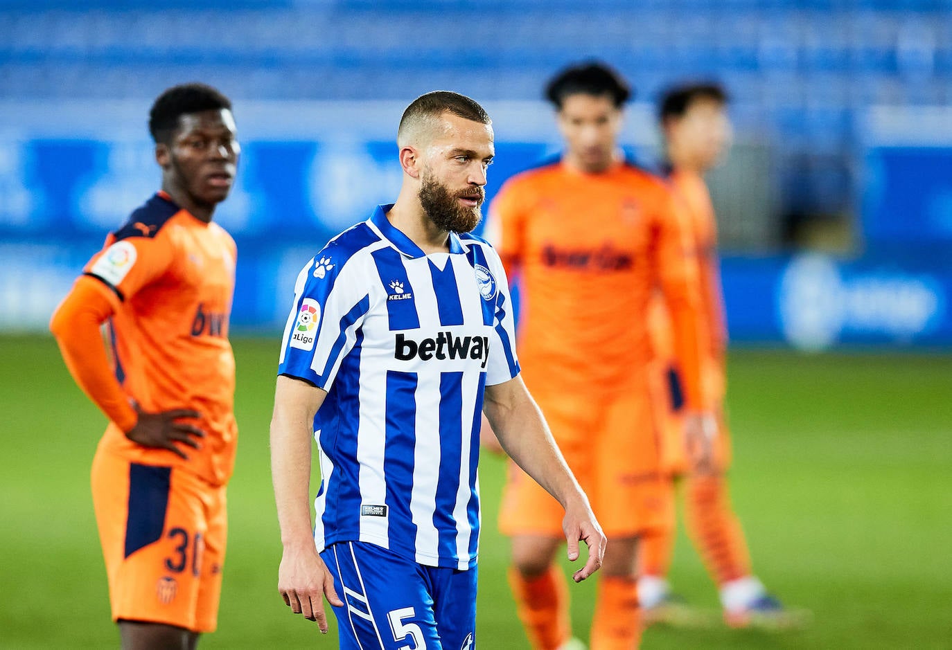 El Valencia rozó la remontada ante el Deportivo Alavés, pero se encontró con un Fernando Pacheco salvador, después de que su equipo firmara una gran primera mitad en la que consiguió una buena renta, pero no logró mantener la diferencia en la segunda parte y los visitantes igualaron el duelo (2-2) en la décima jornada de LaLiga Santander. 