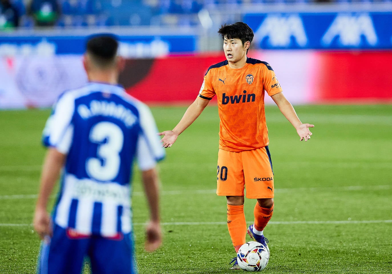 El Valencia rozó la remontada ante el Deportivo Alavés, pero se encontró con un Fernando Pacheco salvador, después de que su equipo firmara una gran primera mitad en la que consiguió una buena renta, pero no logró mantener la diferencia en la segunda parte y los visitantes igualaron el duelo (2-2) en la décima jornada de LaLiga Santander. 