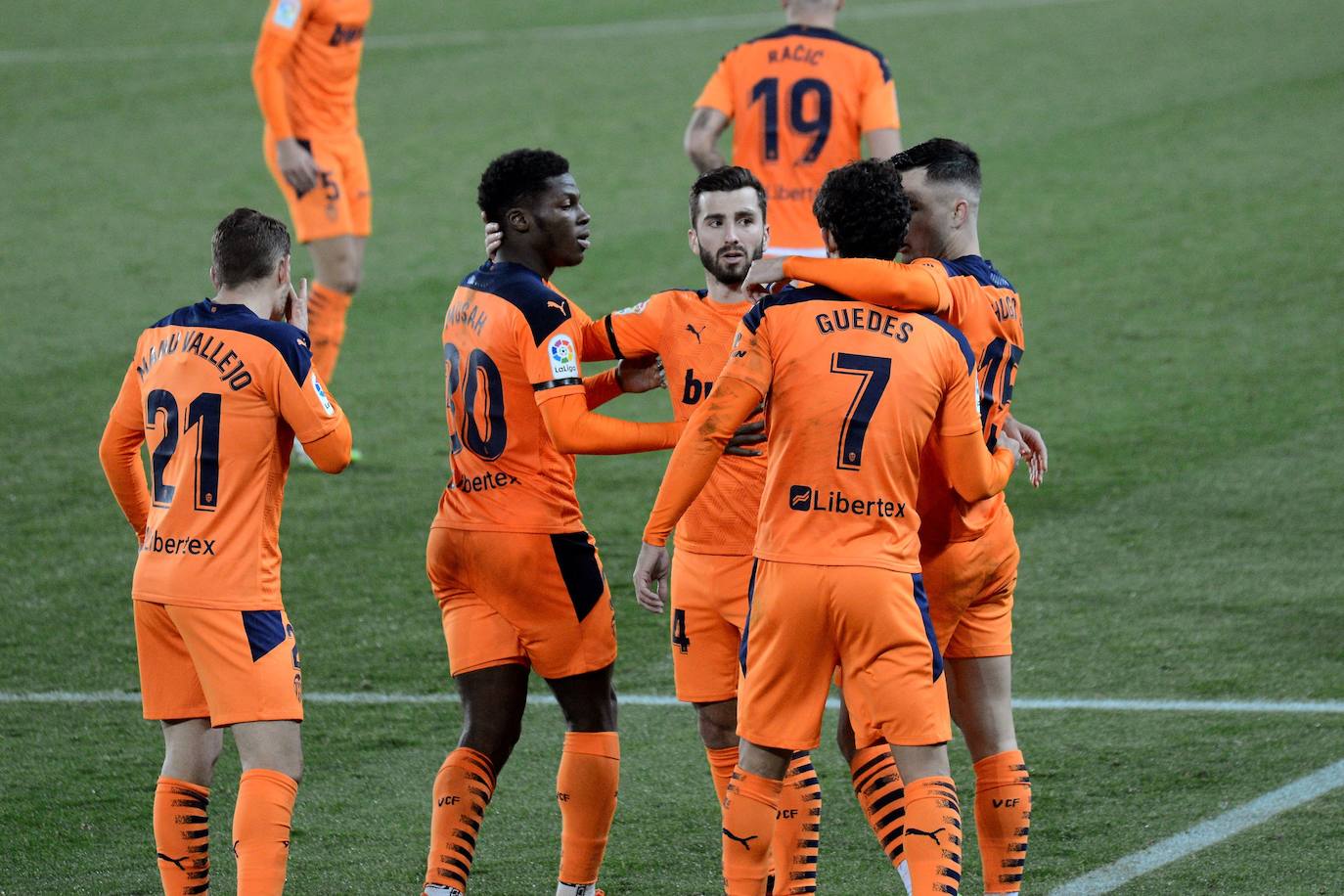 El Valencia rozó la remontada ante el Deportivo Alavés, pero se encontró con un Fernando Pacheco salvador, después de que su equipo firmara una gran primera mitad en la que consiguió una buena renta, pero no logró mantener la diferencia en la segunda parte y los visitantes igualaron el duelo (2-2) en la décima jornada de LaLiga Santander. 