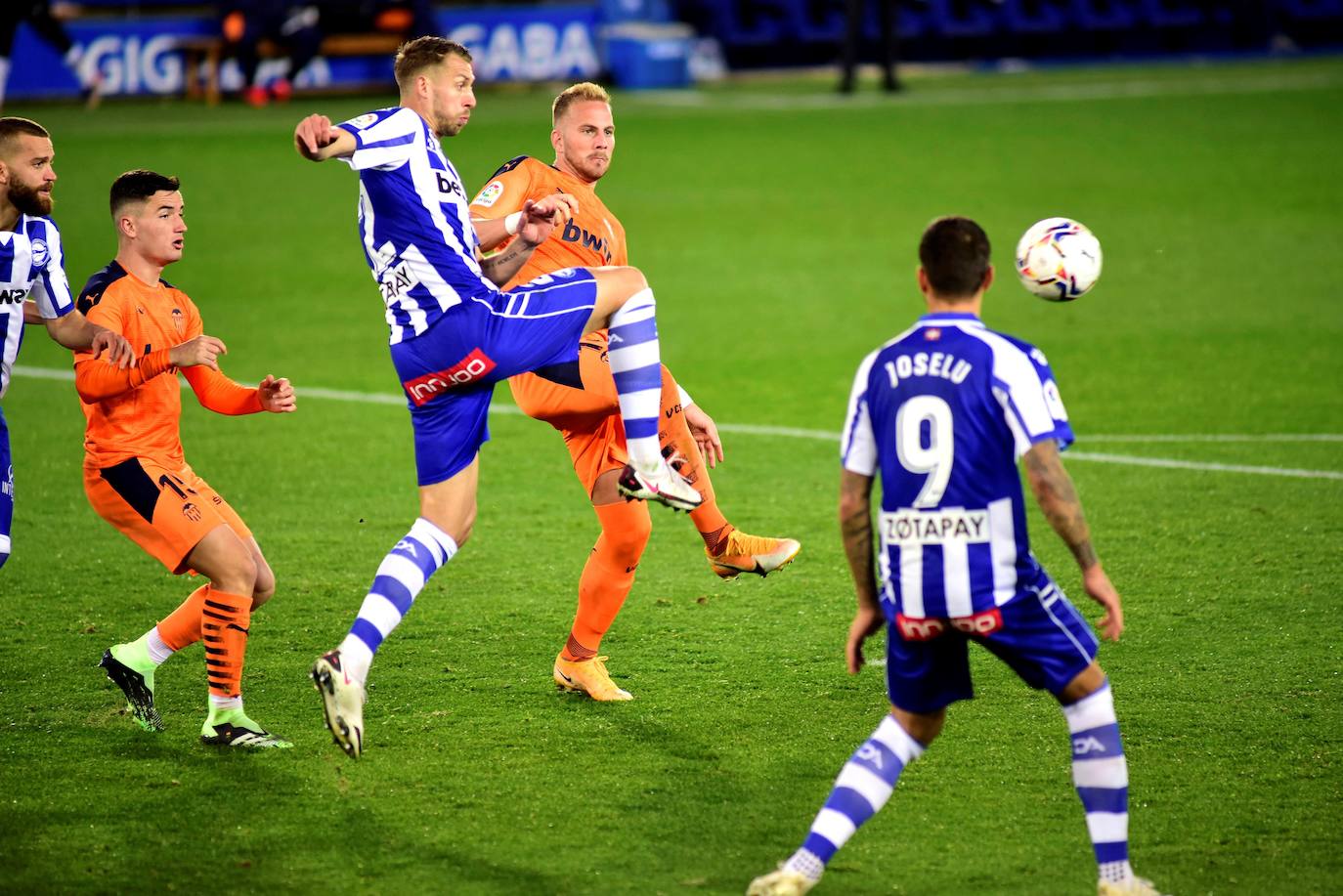 El Valencia rozó la remontada ante el Deportivo Alavés, pero se encontró con un Fernando Pacheco salvador, después de que su equipo firmara una gran primera mitad en la que consiguió una buena renta, pero no logró mantener la diferencia en la segunda parte y los visitantes igualaron el duelo (2-2) en la décima jornada de LaLiga Santander. 