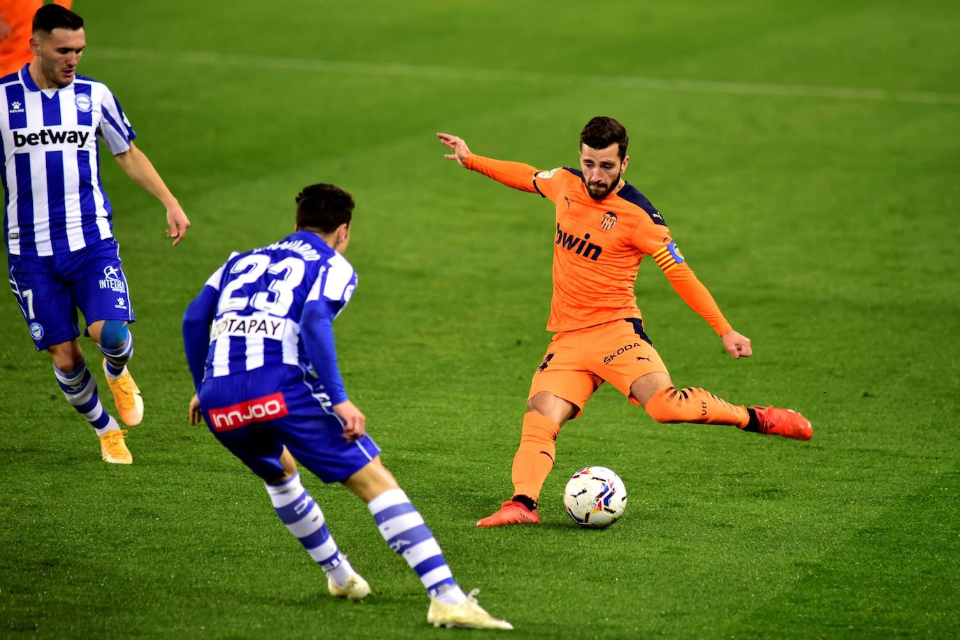 El Valencia rozó la remontada ante el Deportivo Alavés, pero se encontró con un Fernando Pacheco salvador, después de que su equipo firmara una gran primera mitad en la que consiguió una buena renta, pero no logró mantener la diferencia en la segunda parte y los visitantes igualaron el duelo (2-2) en la décima jornada de LaLiga Santander. 