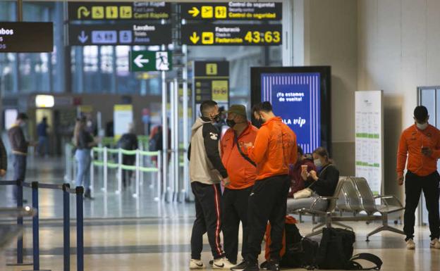 El control de las PCR en los aeropuertos a los pasajeros se inicia con agujeros