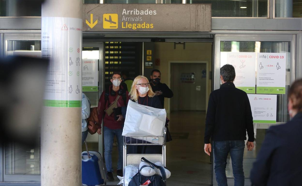 Viajeros llegan al aeropuerto de Manses.