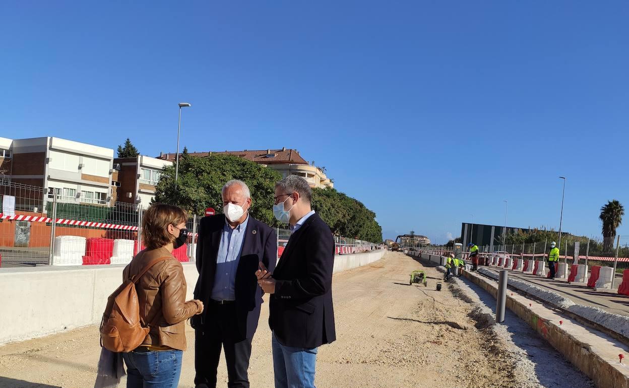 El conseller Arcadi España junto al alcalde de Dénia, Vicent Grimalt y la concejal de Territorio y Calidad, Maria Josep Ripoll, en las obras. 