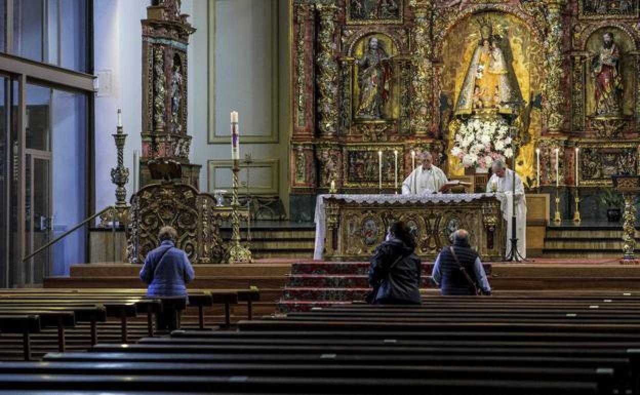 Celebración de una misa con pocos asistentes debido a la pandemia.