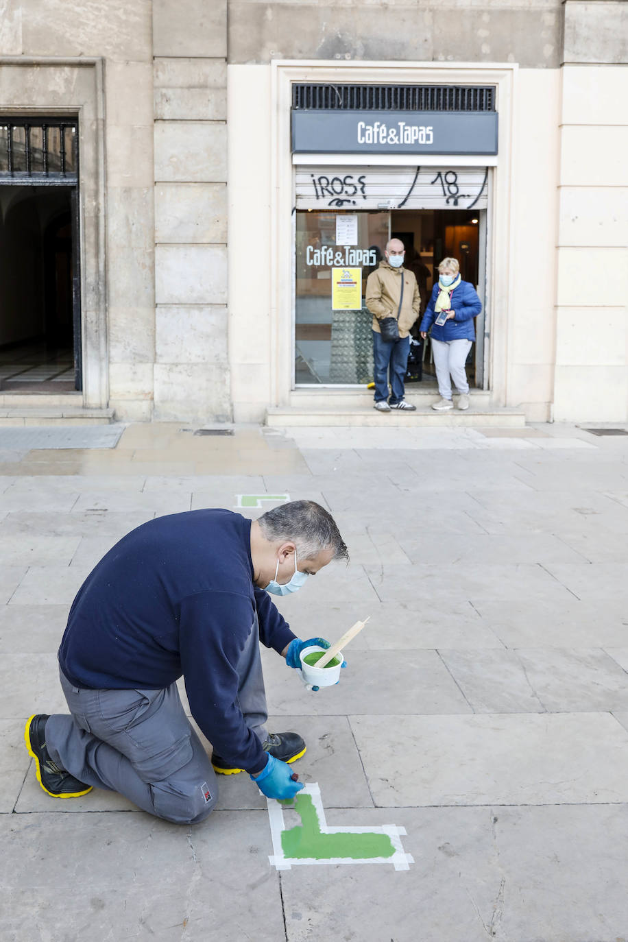 Fotos: Técnicos del Ayuntamiento de Valencia delimitan el aforo de las terrazas de la plaza de la Virgen